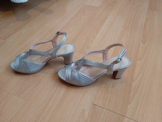 Zapatos de tacón plateados