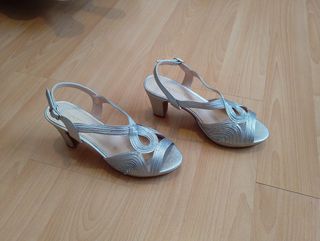 Zapatos de tacón plateados