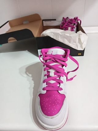 Zapatillas Jordan 1 Mid Niña Rosa/Blanco Talla 36.