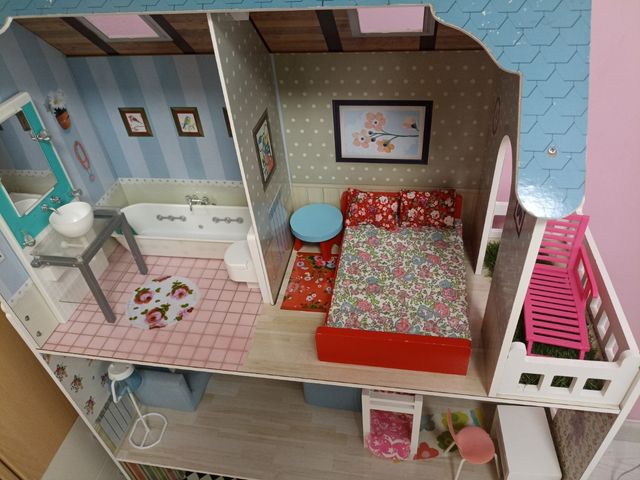 Casa de muñecas con muebles