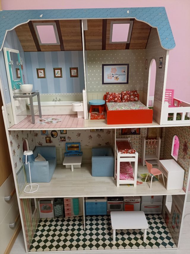 Casa de muñecas con muebles