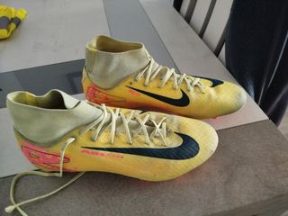 Botas de fútbol Nike amarillas 
TALLA 42 
