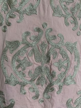 Vestido rosa con bordados plateados
