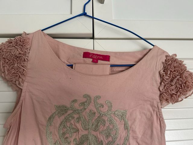 Vestido rosa con bordados plateados