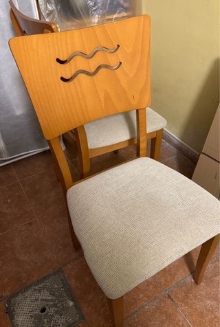 Par de sillas de salón madera y tela.