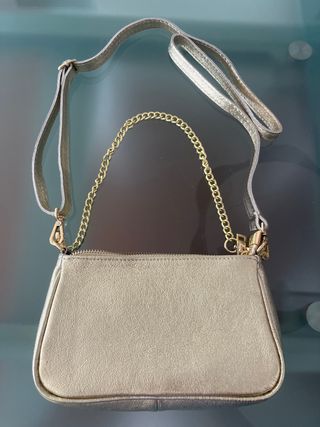 Bolso dorado con cadena