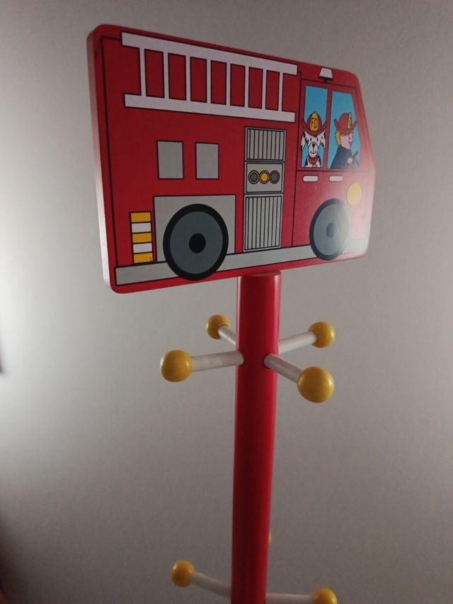 Perchero infantil rojo con diseño de camión de bom