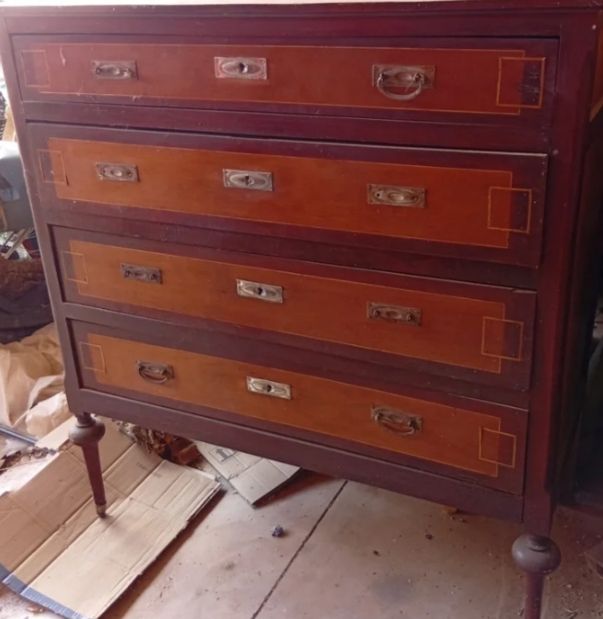 Cómoda de madera marrón