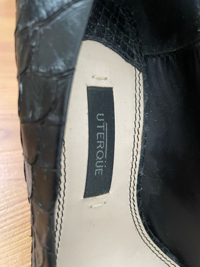 Tacones Uterqüe negros piel efecto cocodrilo
