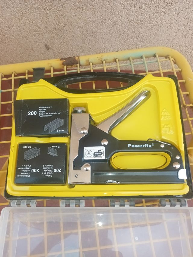Grapadora Powerfix con grapas