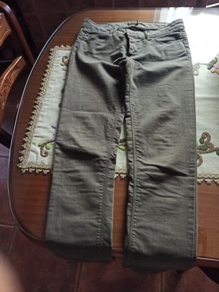 Pantalón Stradivarius verde talla M