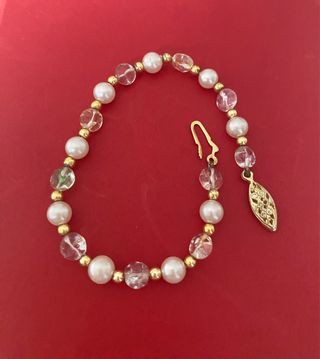 Pulsera de perlas y cristales dorados