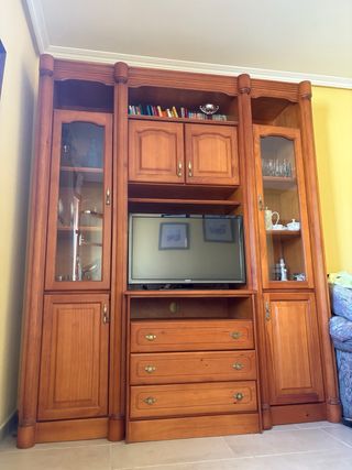 Mueble de salón rústico madera y cristal