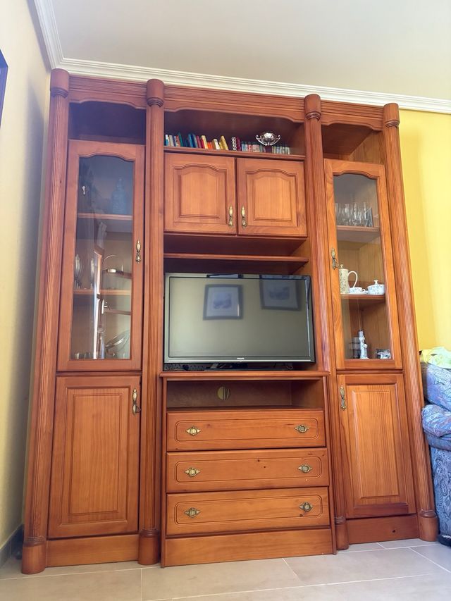 Mueble de salón rústico madera y cristal