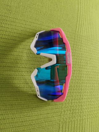 Gafas deportivas rosas y blancas