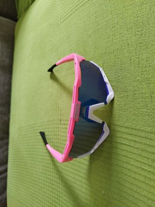 Gafas deportivas rosas y blancas