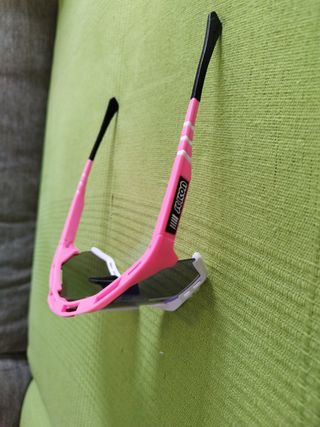 Gafas deportivas rosas y blancas