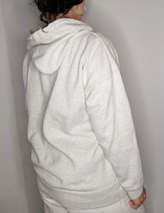 Sudadera gris con capucha y logo Reckless.