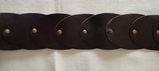 Cinturón de cuero marrón con hebilla.