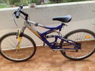 Bicicleta VTT azul y plateada