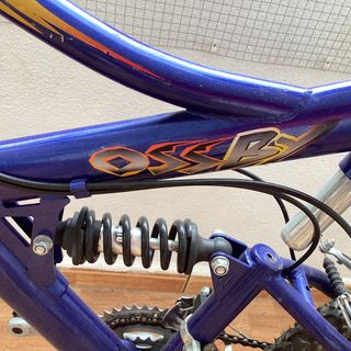 Bicicleta VTT azul y plateada