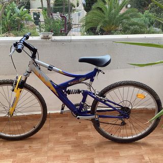 Bicicleta VTT azul y plateada