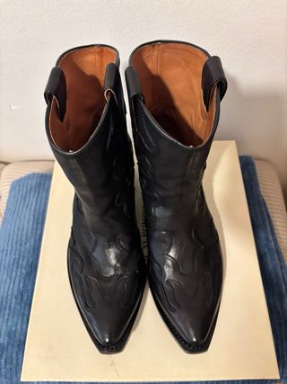 Botín Bimba y Lola Negro Talla 40.
Entrega en mano