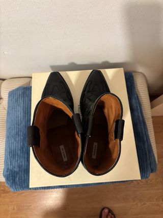 Botín Bimba y Lola Negro Talla 40.
Entrega en mano