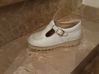 Zapatos niña blancos con hebilla