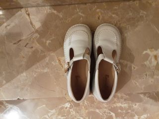 Zapatos niña blancos con hebilla