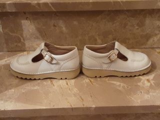 Zapatos niña blancos con hebilla
