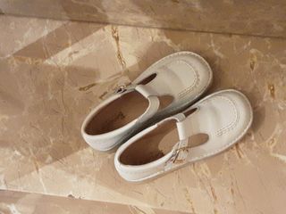 Zapatos niña blancos con hebilla
