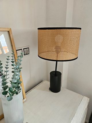 Lámpara de mesa de rejilla ratán