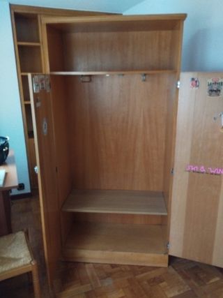 Armario de madera con puertas de lamas