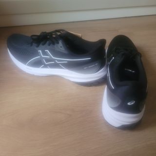 Zapatillas Asics GT-1000 12 Negras y Blancas.