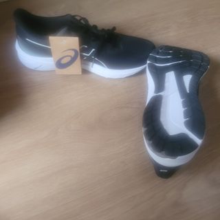 Zapatillas Asics GT-1000 12 Negras y Blancas.