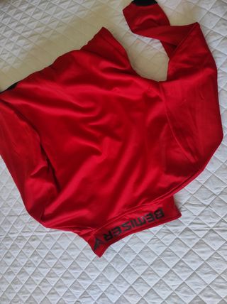 Chaqueta roja con logo