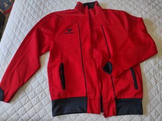 Chaqueta roja con logo