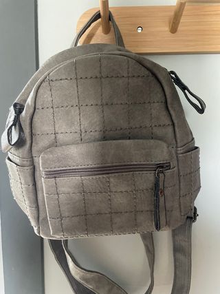 Mochila gris acolchada