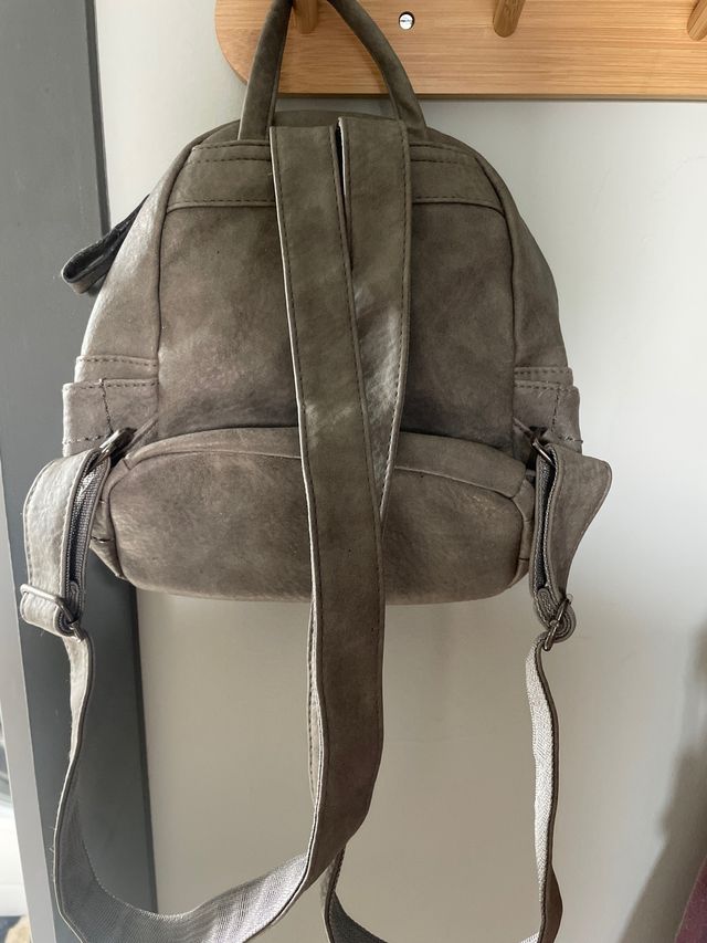 Mochila gris acolchada