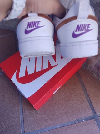 Zapatillas Nike blancas y doradas talla 35.5
