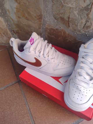 Zapatillas Nike blancas y doradas talla 35.5