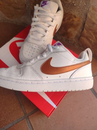 Zapatillas Nike blancas y doradas talla 35.5