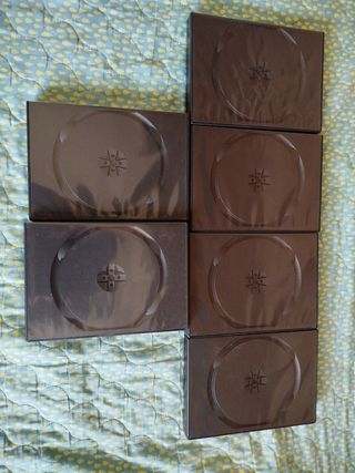 Custodie DVD nere a 3, 5 e 8 posti.