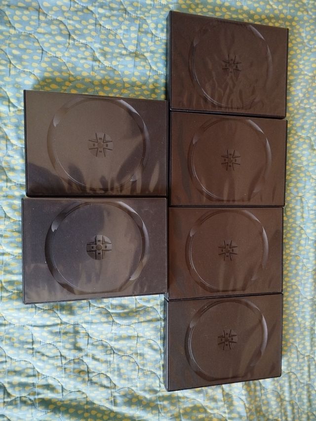 Custodie DVD nere a 3, 5 e 8 posti.