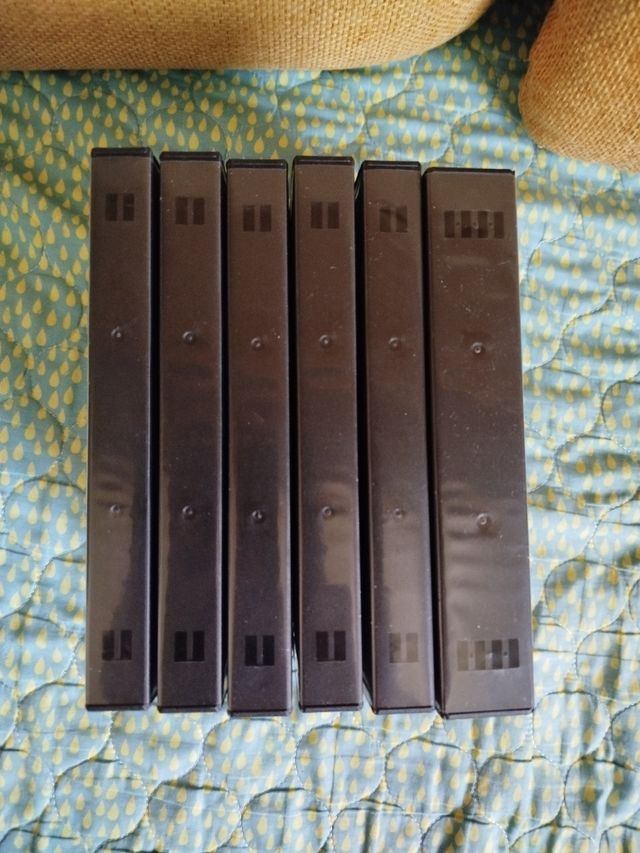 Custodie DVD nere a 3, 5 e 8 posti.