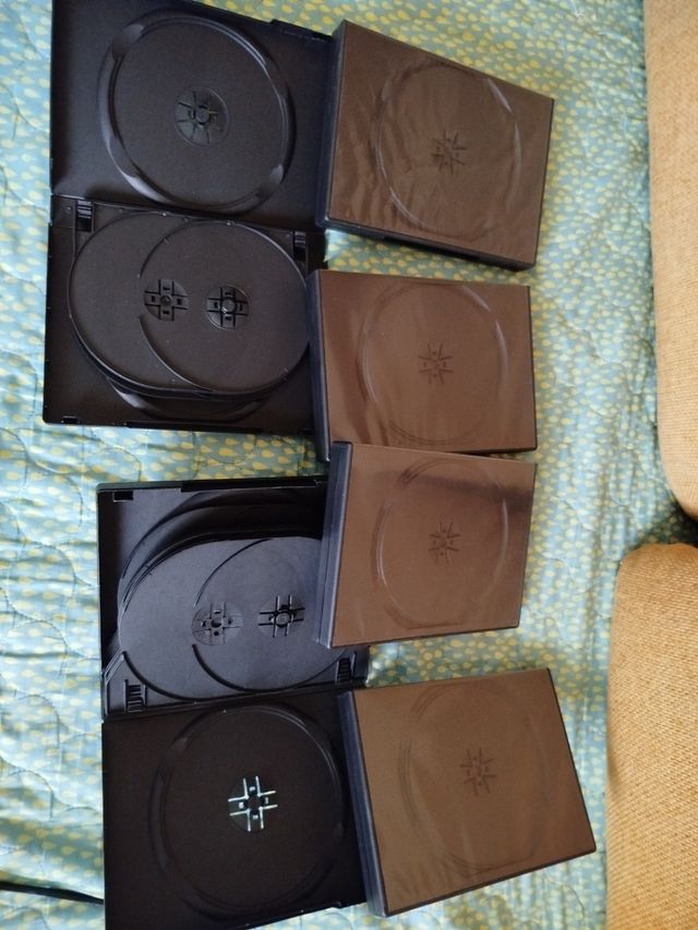 Custodie DVD nere a 3, 5 e 8 posti.