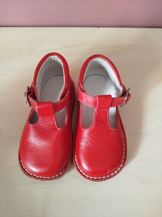 Zapatos rojos hebilla T-bar talla 22
