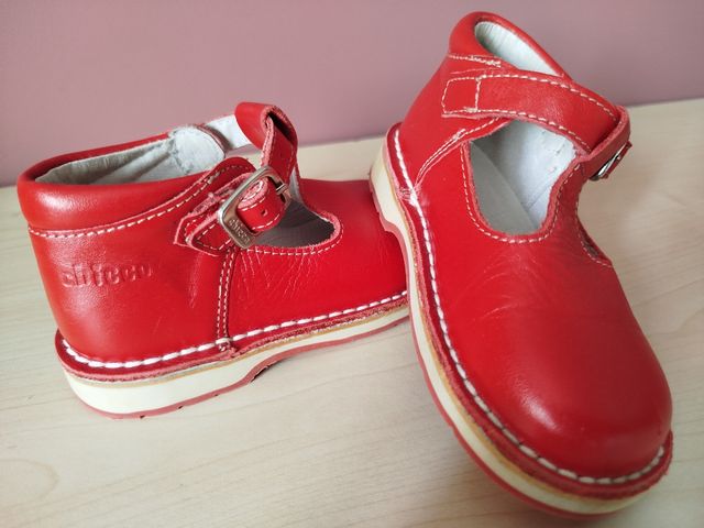 Zapatos rojos hebilla T-bar talla 22