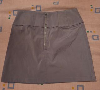 Falda gris con cremallera